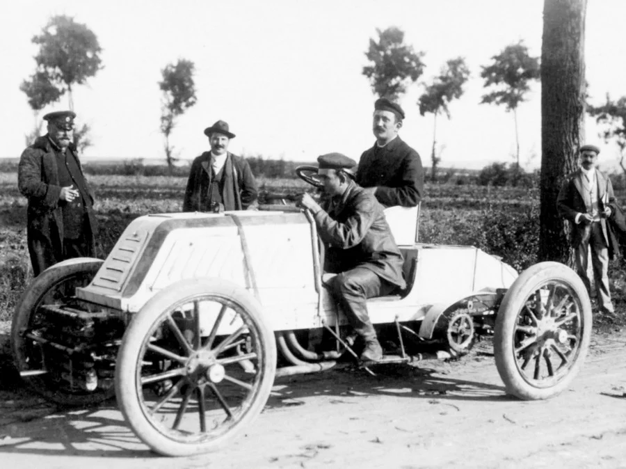 1902 Mors with driver Maurice Augières and his riding mechanic
